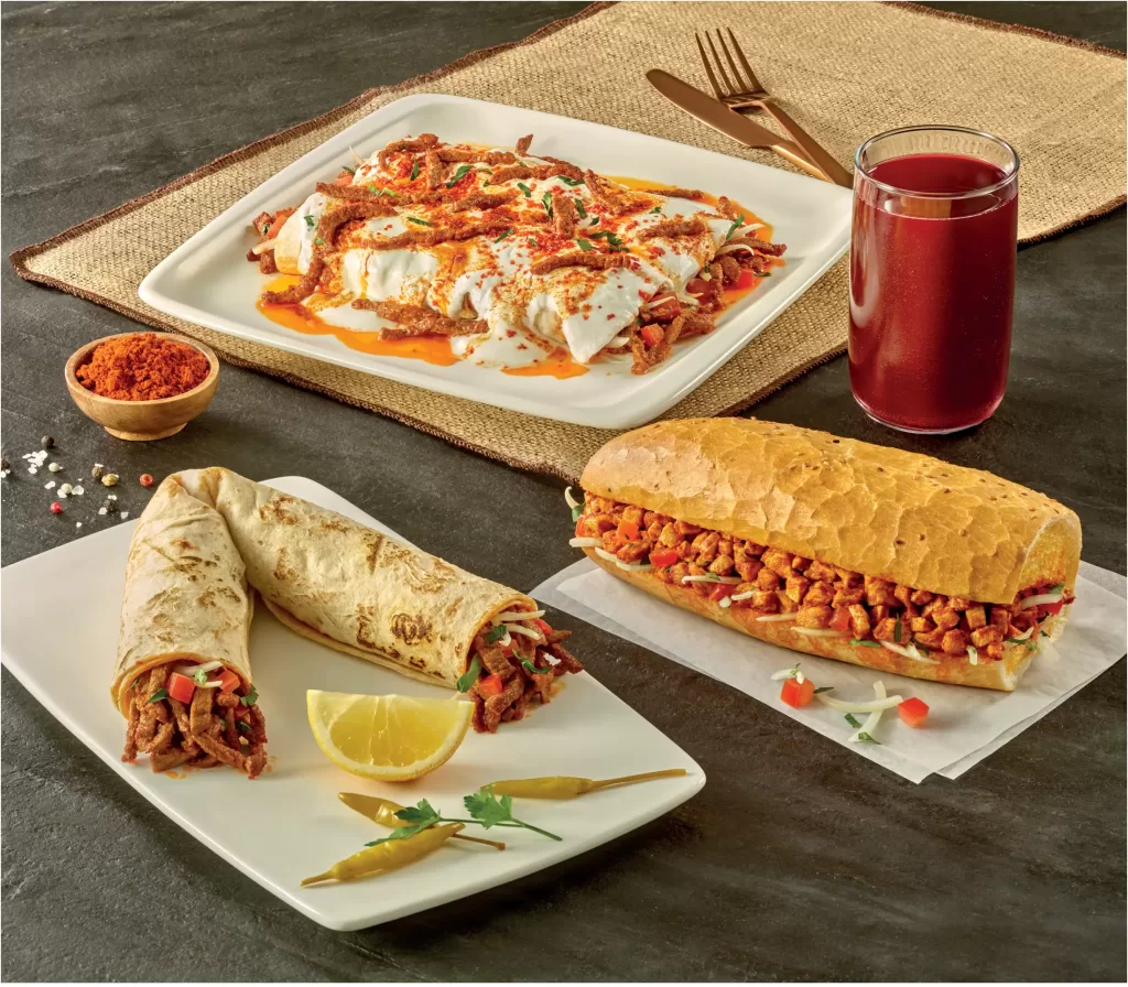 Tantuni menüsünden yoğurtlu, dürüm ve ekmek arası et tantuni çeşitleri